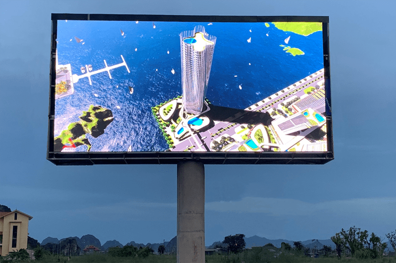 Pole-mounted screen pole-mounted screen