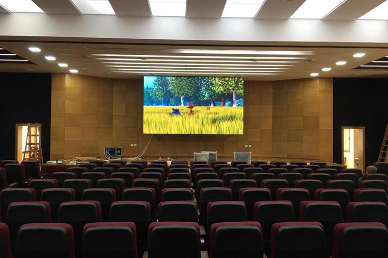 Wall-mounted Installation wall-mounted screen