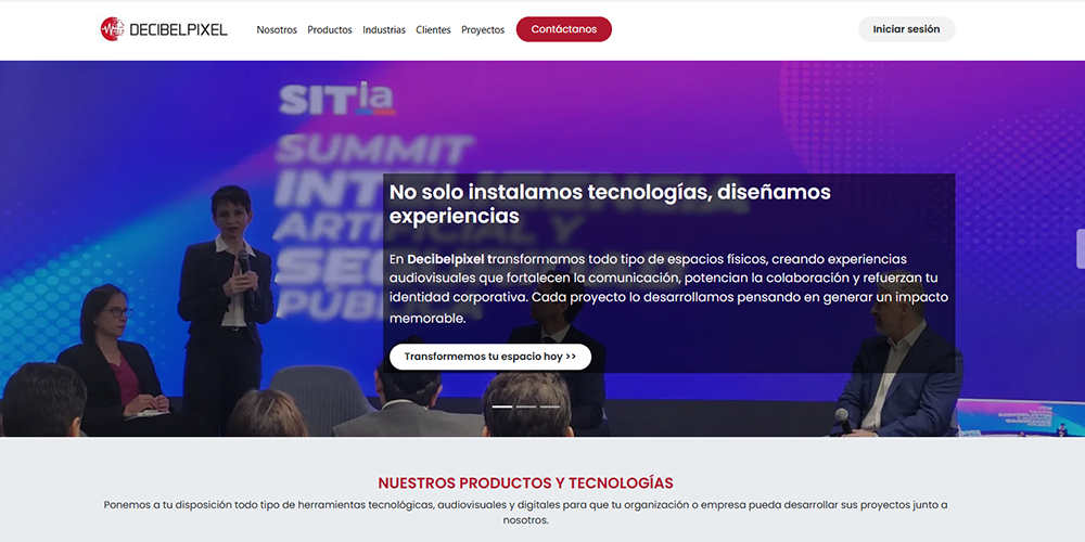 Panel de ponentes en una conferencia, con un recuadro oscuro que muestra el mensaje: 'No solo instalamos tecnologías, diseñamos experiencias'.