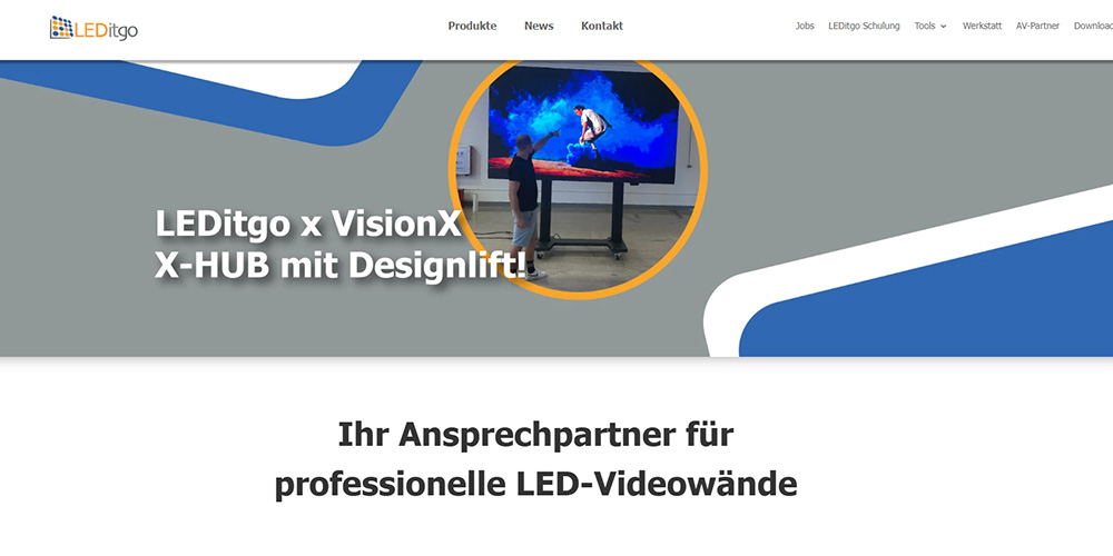 Hero-Banner: LEDitgo VisionX X-HUB mit Designlift, Anzeige in oranger Ring vor grafischem Hintergrund.