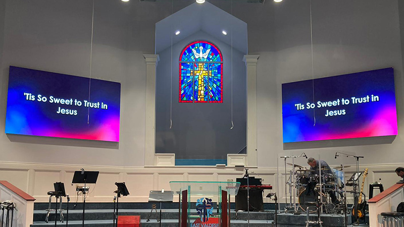 Church-LED-Screen - LED Screen Board Church sanctuary stage with twin LED worship screens showing song lyrics